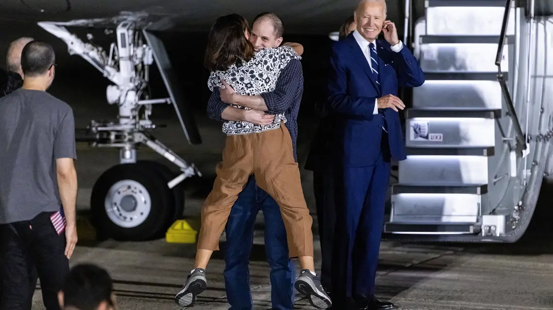 Reporter Wall Street Journal Evan Gershkovich ze swoją matką, Ellą Milman, po przybyciu do USA po wymianie 26 więźniów między Rosją, USA i pięcioma innymi krajami. Baza lotnicza Andrews w stanie Maryland. USA, 1 sierpnia 2024 r. // Fot. Jim Lo Scalzo / EPA/ PAP