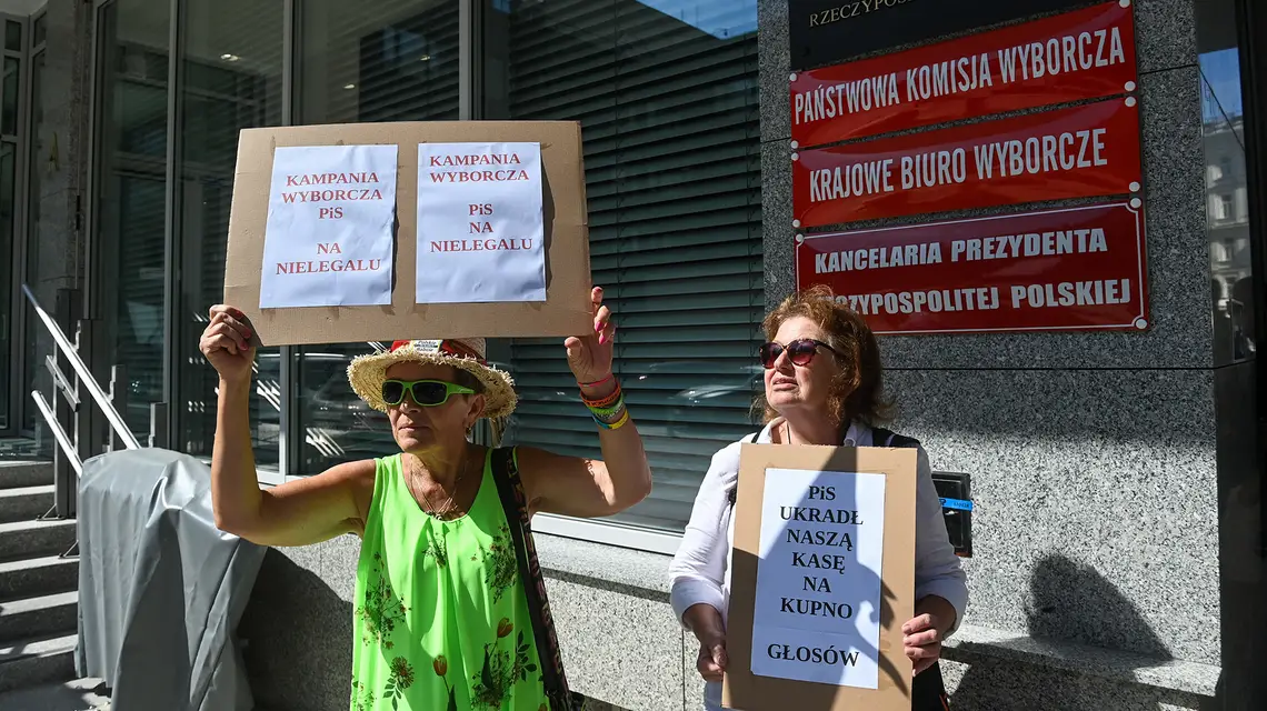 Pikieta przed siedzibą Państwowej Komisji Wyborczej w Warszawie. 31 lipca 2024 r. // Piotr Nowak / PAP