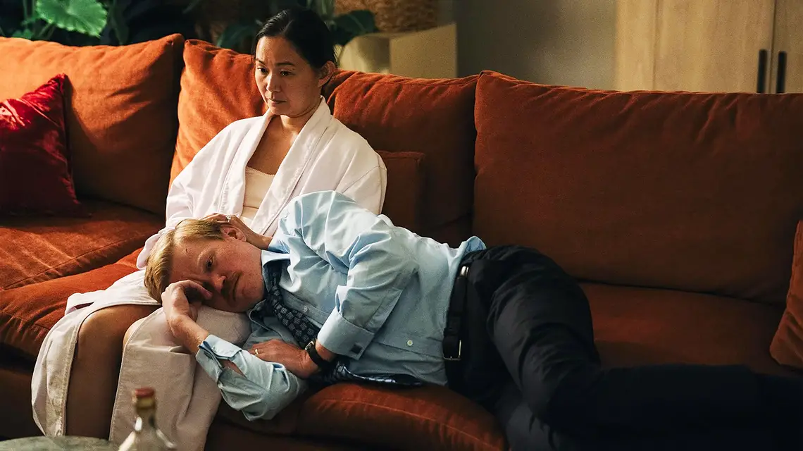 Hong Chau i Jesse Plemons w filmie „Rodzaje życzliwości”, reż. Yórgos Lánthimos, 2024 r. // Materiały prasowe