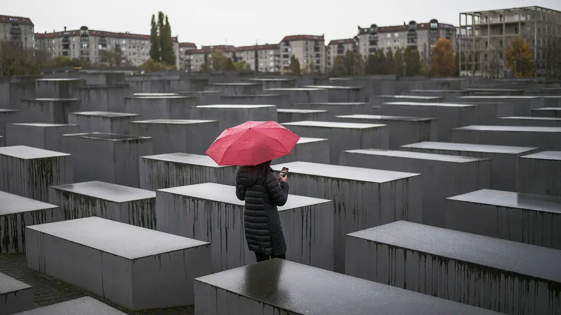 Badania pokazują, że wyobrażenia Niemców o realiach okupacji w Polsce odbiegają od rzeczywistości. Na zdjęciu: Pomnik pomordowanych Żydów Europy w Berlinie, listopad 2021 r. // Fot. Markus Schreiber / AP / East News