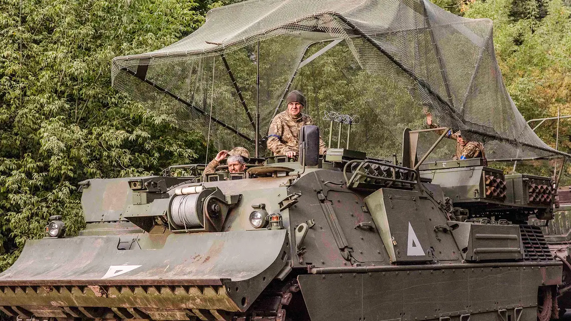 Ukraińscy żołnierze na opancerzonym pojeździe wojskowym w obwodzie sumskim, w pobliżu granicy z Rosją, 13 sierpnia 2024 r. // Fot. Roman Pilipey / AFP / East News