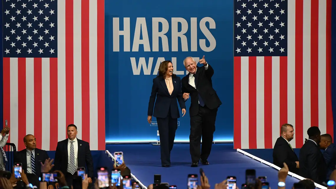 Demokratyczna kandydatka na prezydenta Stanów Zjednoczonych Kamala Harris i jej kandydat na wiceprezydenta, gubernator Minnesoty, Tim Walz na wiecu wyborczym w Filadelfii. Pensylwania, 6 sierpnia 2024 r. // Fot. Kyle Mazza / Anadolu / ABACA / East News