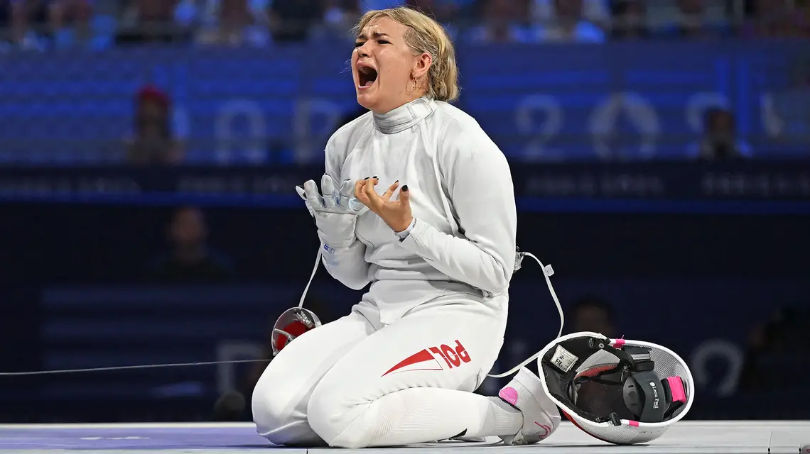 Aleksandra Jarecka po zwycięskim pojedynku o brązowy medal olimpijski w drużynowym turnieju szpadzistek, Paryż, 30 lipca 2024 r. // Fot. Adam Warżawa / PAP