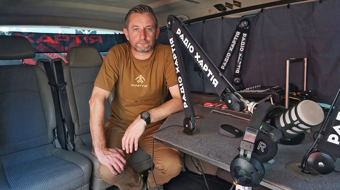 Serhij Żadan w polowym studiu radiowym brygady „Chartia”, sierpień 2024 r. // Fot. Antonina Palarczyk