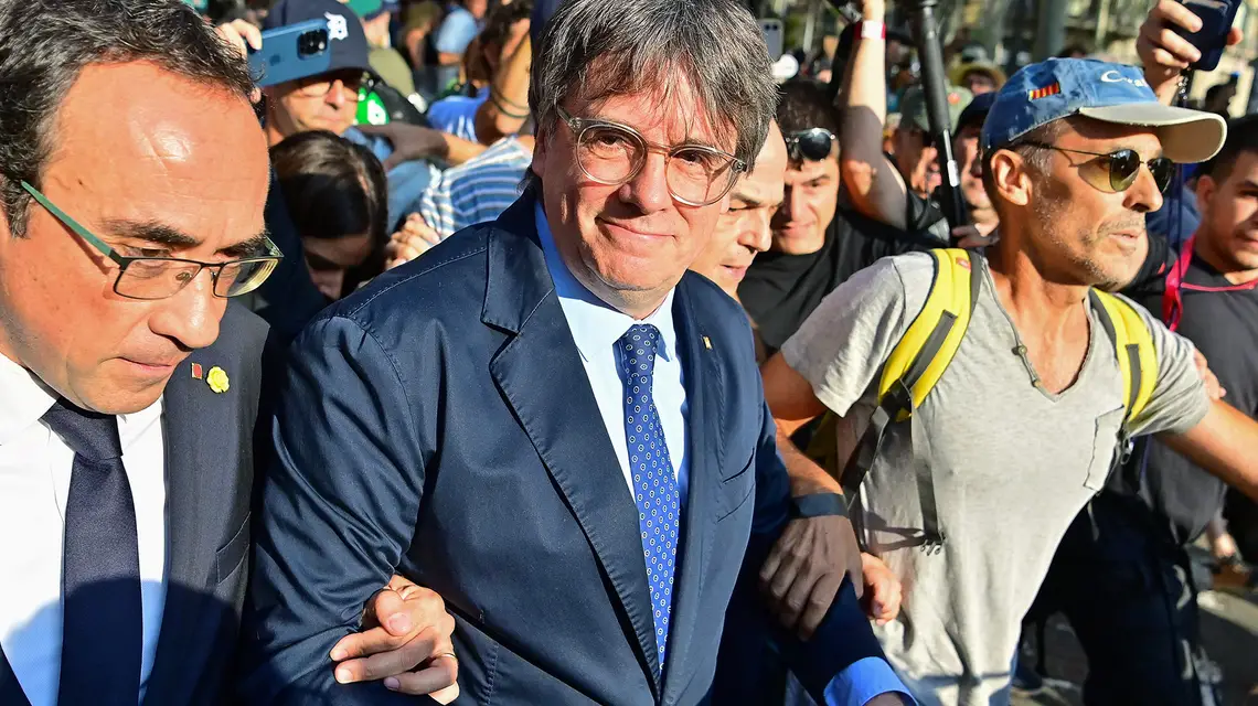 Separatystyczny przywódca Katalonii Carles Puigdemont na wiecu zwolennikow. Barcelona, 8 sierpnia 2024 r. // Fot. Manaure Qiuntero / AFP / East News