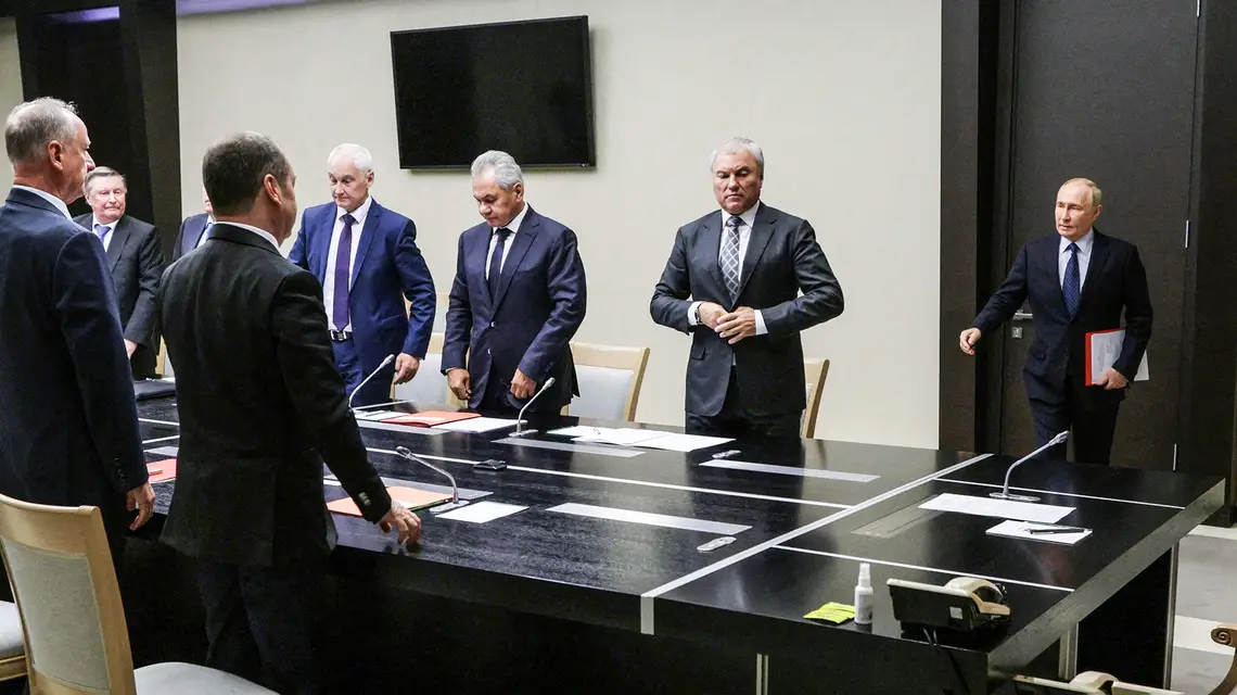 Prezydent Władimir Putin w swojej rezydencji pod Moskwą spotyka się z członkami Rady Bezpieczeństwa by omówić sytuację w obwodzie kurskim. 9 sierpnia 2024 r. Zdjęcie udostępnione przez rosyjską państwową agencję Sputnik. // Fot. Gavriil Grogorov / AFP / East News