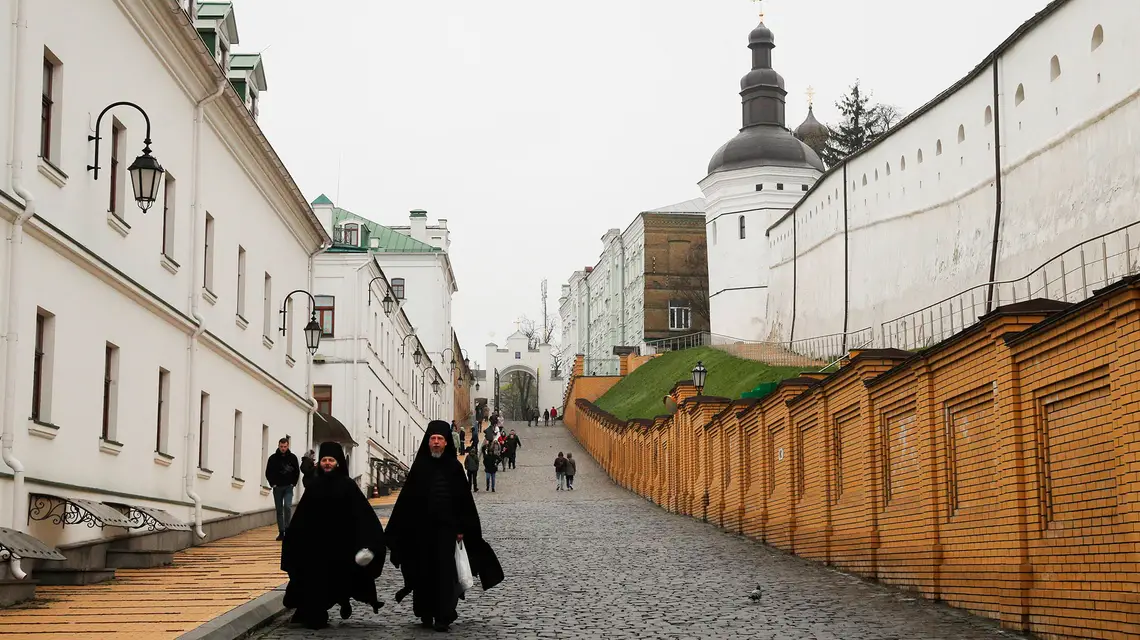 Duchowni Ukraińskiej Cerkwi Prawosławnej Patriarchatu Moskiewskiego na tle zabudowań Ławry Peczerskiej, przekazanej przez rząd Ukrainy z końcem 2022 r. pod całkowity zarząd Prawosławnej Cerkwi Ukrainy. Kijów, kwiecień 2023 r. // Fot. Sergy Dolzhenko / PAP