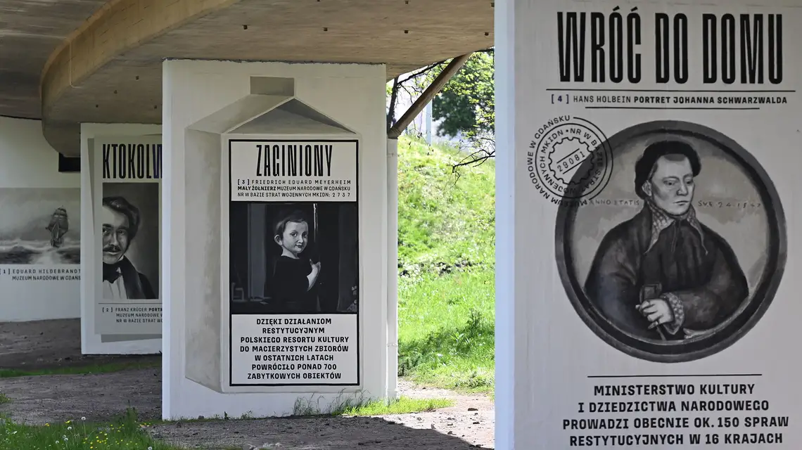 Murale przedstawiąjące dzieła sztuki utracone z gdańskich zbiorów publicznych w wyniku II wojny światowej, Gdynia, maj 2024 r. // Adam Warżawa / PAP