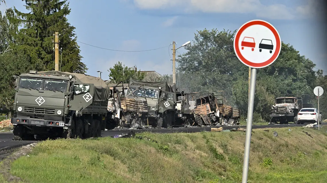 Kolumna rosyjskich ciężarówek wojskowych uszkodzonych w wyniku ostrzału przeprowadzonego przez ukraińskie siły zbrojne na autostradzie w rejonie sudżańskim w obwodzie kurskim. Rosja, 9 sierpnia 2024 r. // Fot. Anatolij Żdanow / Kommiersant / AP / East News
