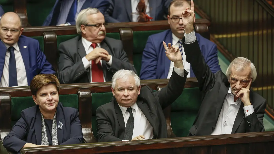  Beata Szydło, Jaroslaw Kaczyński i Ryszard Terlecki w Sejmie. Warszawa, 22 grudnia 2015 r. // Fot. Darek Nowak / Reporter