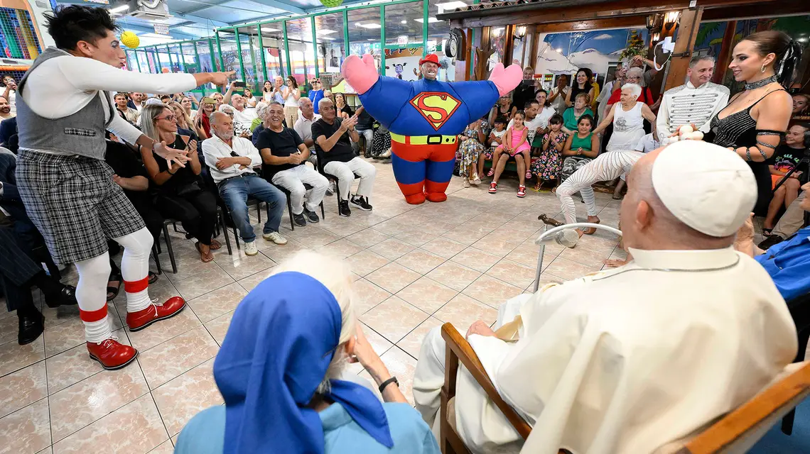 Papież Franciszek na spotkaniu z s. Geneviève, pracownikami cyrku i lunaparku w Lido di Ostia, 31 lipca 2024 r. // Fot. Vatican Media / Getty Images