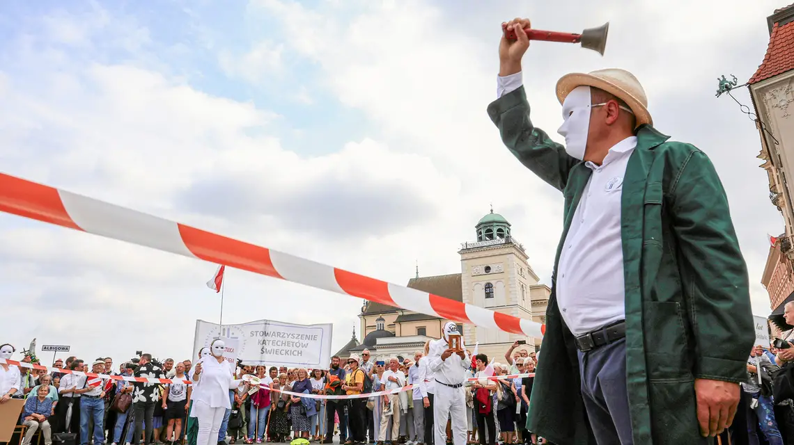 Co dalej ze szkolną religią? Katecheci się boją, MEN idzie na zwarcie, a Kościół nie ma salek