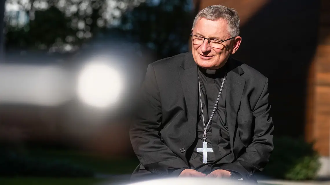 Bp Krzysztof Zadarko na dziedzińcu redakcji „Tygodnika Powszechnego”, Kraków, 21 września 2024 r. // Fot. Jacek Taran