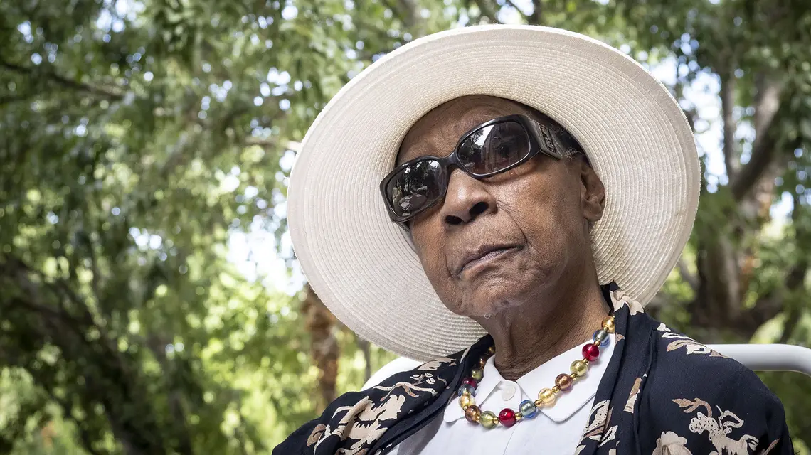 Maryse Condé w ogrodzie swojego domu w Paryżu. 27 lipca 2021 r. // Fot. Arnold Jerocki / Getty Images