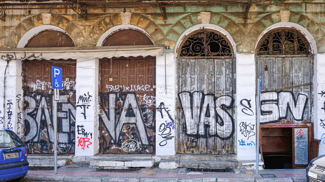 Fasada ateńskiej kamienicy, w której mieści się restauracja Diporto. Ateny, 26 lipca 2022 r. // Fot. Theodore Liasi / Alamy / B&EW