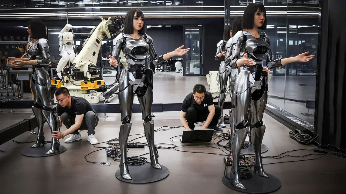 Pracownicy firmy Ex-Robots programują humanoidalne roboty, Dalian, Chiny, czerwiec 2024 r. // Fot. Florence Lo / Reuters / Forum
