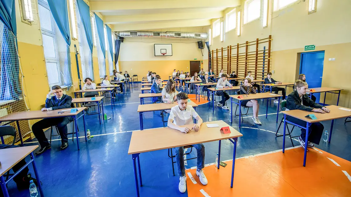 Oceny w szkole są szkodliwe i niepotrzebne. Egzamin ósmoklasisty w Szkole Podstawowej nr 3 w Lublińcu, maj 2024 r. // Fot. Daniel Dmitriew / Forum