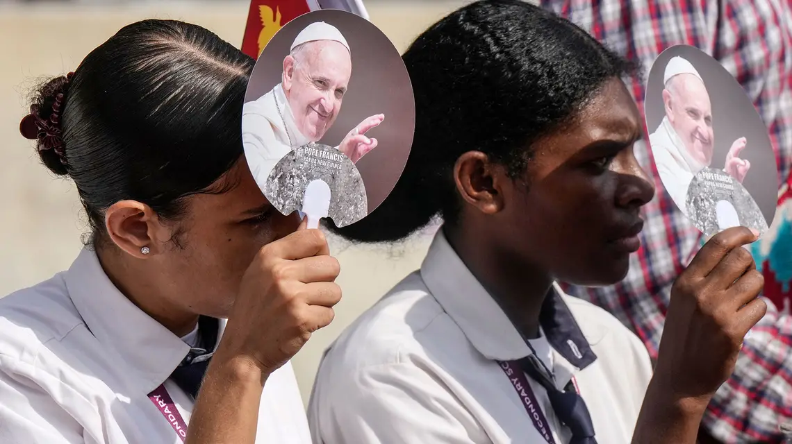 W oczekiwaniu na spotkanie z papieżem Franciszkiem na John Guise Stadium w Port Moresby, Papua New Guinea, 9 września 2024 r. // Fot. Mark Baker / AP Photo / East News
