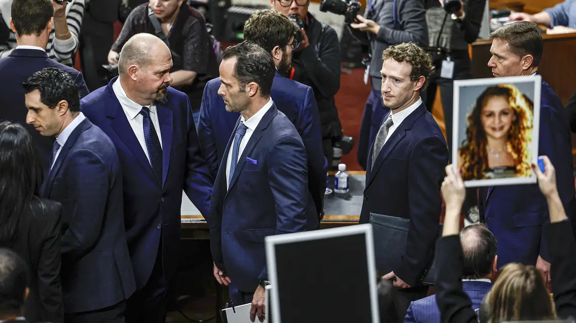 Przesłuchanie Marka Zuckerberga przez Senacką Komisję Sądowniczą USA. Rodziny ofiar przyniosły portrety nastolatków, które popełniły samobójstwa lub były molestowane poprzez narzędzia Mety. Waszyngton, 31 stycznia 2024 r. // Anna Moneymaker / Getty Images