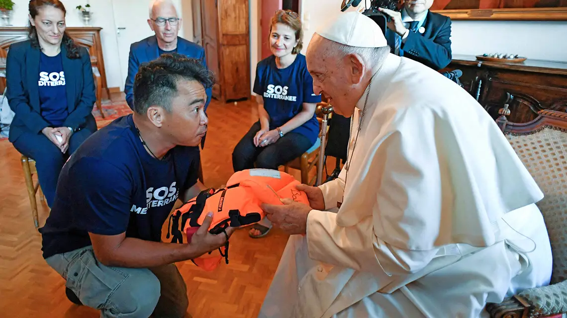 Papież spotyka się z członkami organizacji SOS Mediterranee, ratującej imigrantów na morzu, Watykan, 23 września 2023 r. // Fot. Vatican Media / AFP / East News