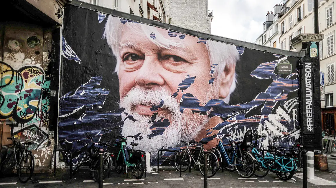 Mural z portretem Paula Watsona na budynku w Paryżu. 4 września 2024 r. // Fot. Thibaud Moritz / AFP / East News