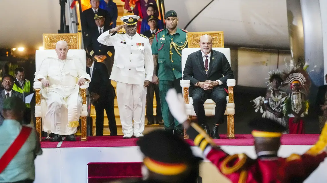 Powitanie papieża Franciszka przez wicepremiera Papui-Nowej Gwinei Johna Rosso (po prawej) na lotnisku w Port Moresby. Papua Nowa Gwinea, 6 września 2024 r. // Fot. Gregorio Borgia / AP / East News