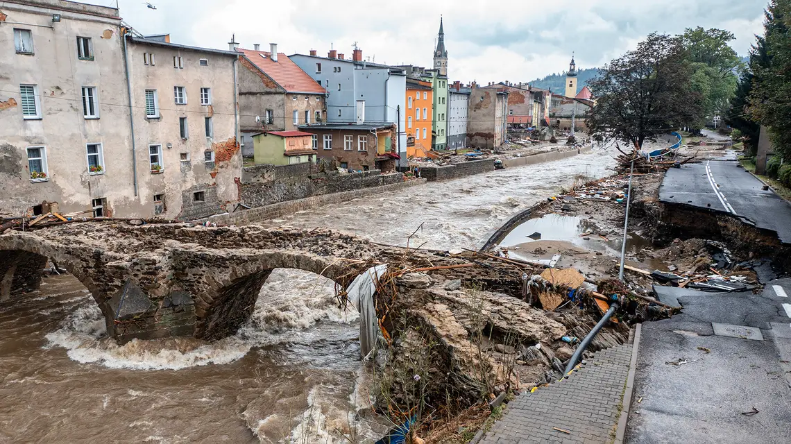 Zniszczony przez powódź most św. Jana Nepomucena z XVI wieku w Lądku-Zdroju. 16 września 2024 r. // Fot. Andrzej Iwańczuk / Reporter