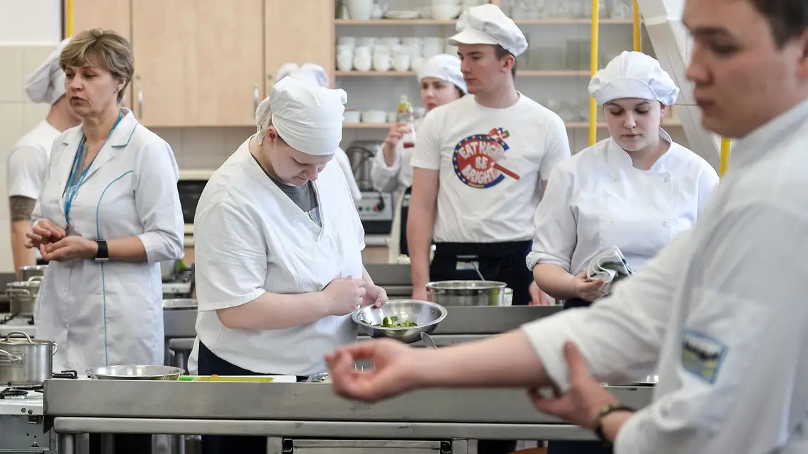 Prezentacja umiejętności uczniów podczas "dni otwartych" w Zespole Szkół Gastronomiczno-Hotelarskich w Gdańsku, luty 2017 r. // Fot. Łukasz Dejnarowicz / Forum