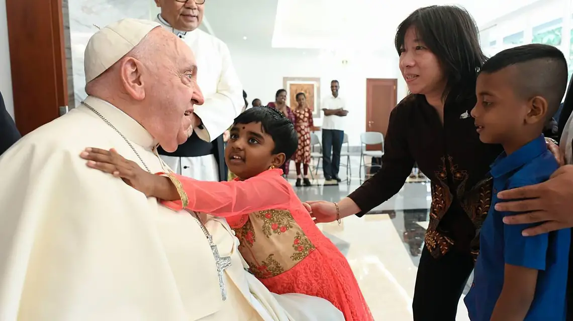 Powitanie papieża Franciszka w nuncjaturze przez dzieci z sierocińca sióstr dominikanek oraz uchodźców i bezdomnych, podopiecznych Wspólnoty Sant'Egidio, Dżakarta, 3 września 2024 r. // Fot. Vatican Media