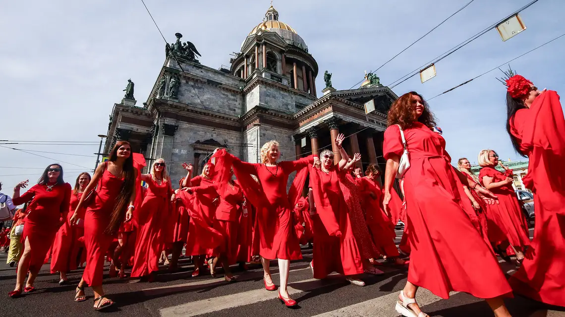 „Projekt w czerwonej sukience” – flash mob kobiet popierających ogłoszenie przez prezydenta Putina Roku Rodziny Federacji Rosyjskiej, Petersburg, czerwiec 2024 r. // Fot. Artem Priakhin / SOPA Images/ Getty Images