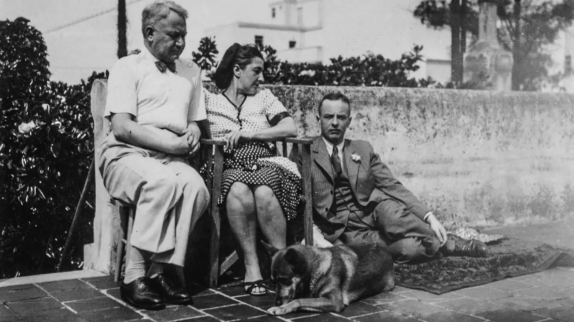 Witold Gombrowicz (pierwszy z prawej). Fotografię wykonano najprawdopodobniej w 1940 r. w domu Marcela Marcousa, dyrektora firmy „Bunge & Born”, zajmującej się handem zbożem. Na zdjęciu jest również jego żona. Gombrowicz był u nich częstym gościem. Autor zdjęcia nieznany // Fot. archiwum ILP