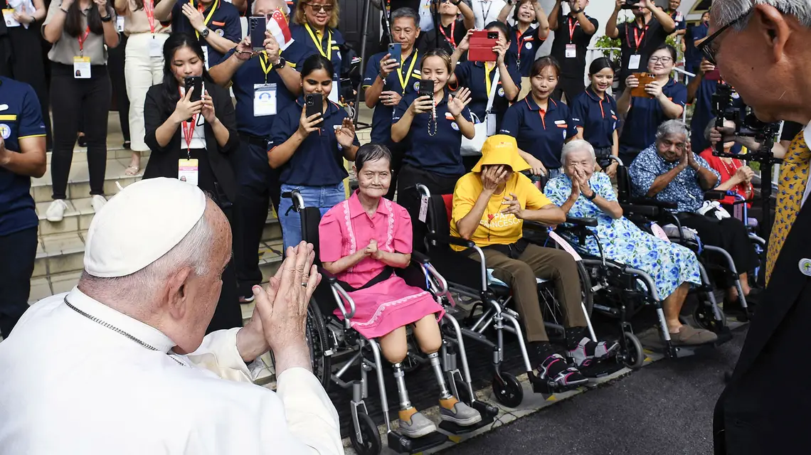 Papież Franciszek z mieszkańcami domu opieki w Singapurze, 13 września 2024 r. // Fot. Hans Lucas / AFP / East News
