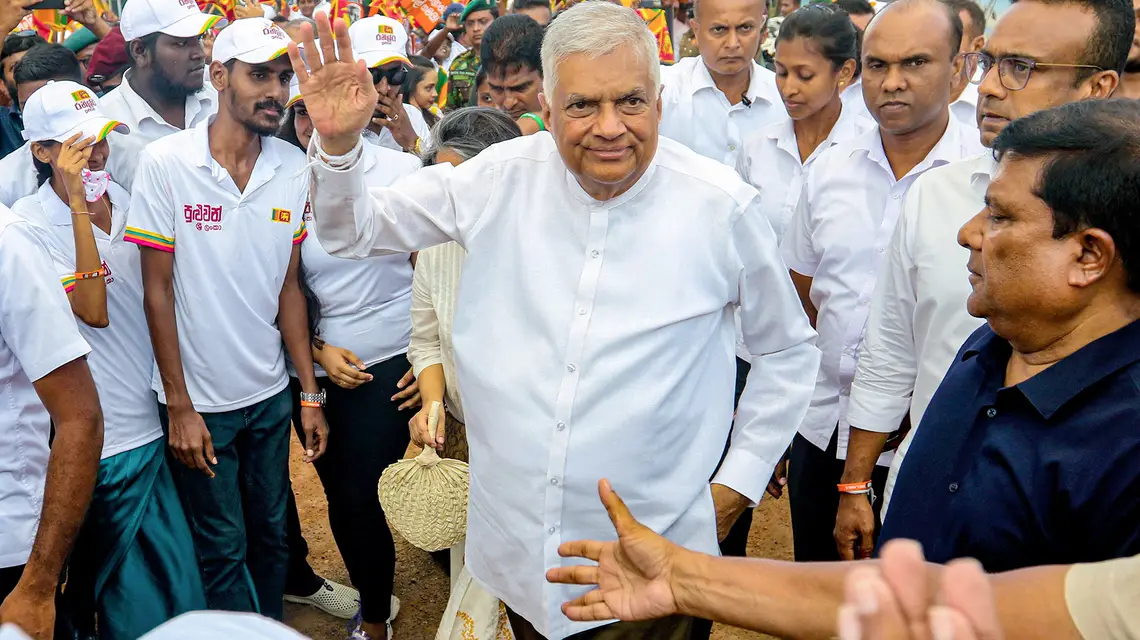 Ranil Wickremesinghe wśród swoich zwolenników na wiecu wyborczym w Galle. Sri Lanka, 18 września 2024 r. // Fot. AFP / East News