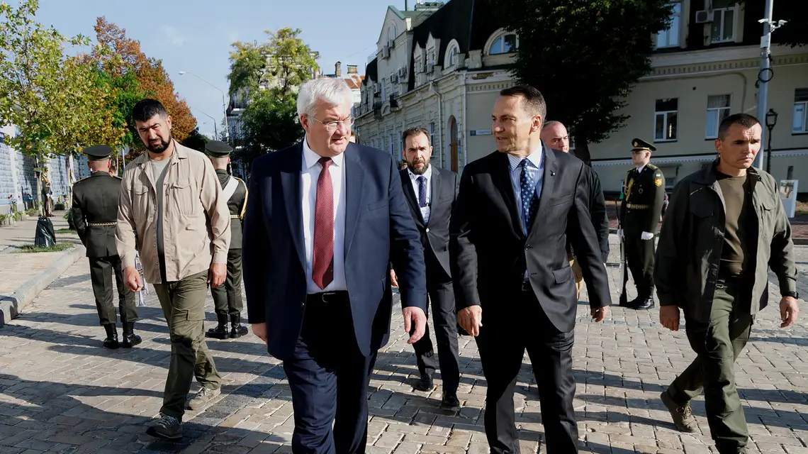Szefowie MSZ Andrij Sybiha i Radosław Sikorski pod Ścianą Pamięci Poległych Obrońców Ukrainy, Kijów, 13 września 2024 r. // Fot. Kirill Chubotin / Reuters / Forum