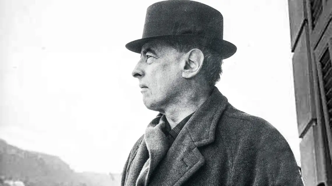Witold Gombrowicza na balkonie swego mieszkania w Vence, luty 1965 r. // Fot. Bohdan Paczowski