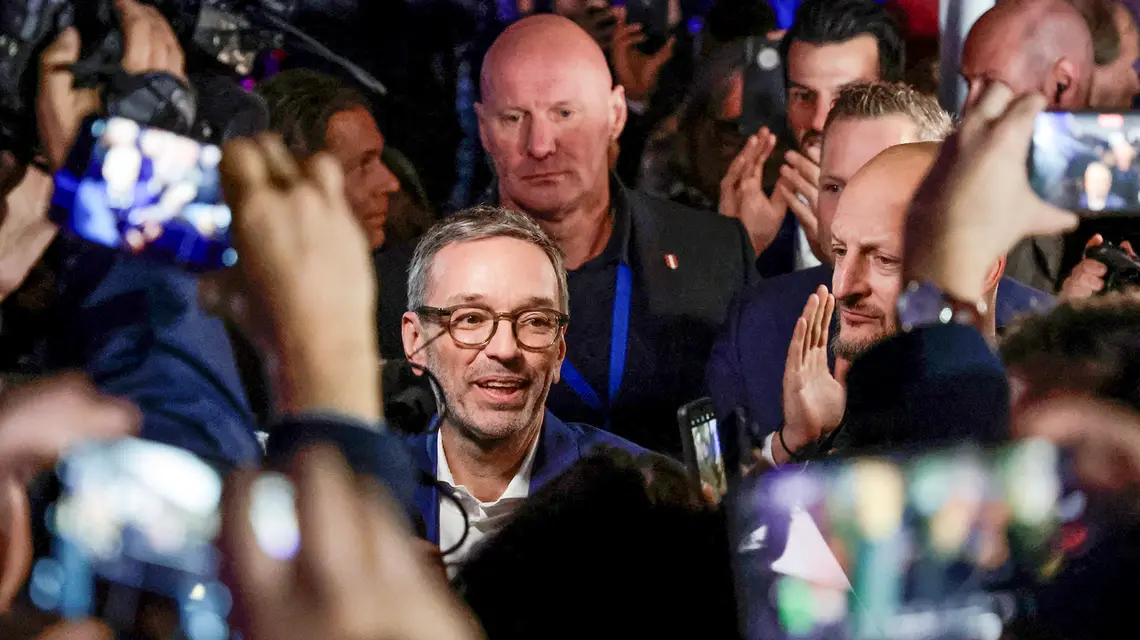 Herbert Kickl, lider Wolnościowej Partii Austrii (w okularach), świętuje swoją wygraną w wyborach parlamentarnych. Wiedeń, 29 września 2024 r. // Fot. Leonhard Foeger / Reuters / Forum