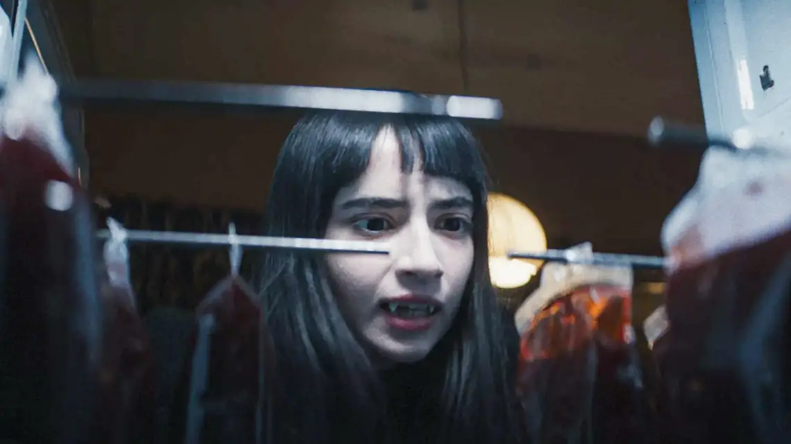 Kadr z filmu „Humanitarna wampirzyca poszukuje osób chcących popełnić samobójstwo”, reż. Ariane Louis-Seize, 2023 r. // Materiały prasowe Max