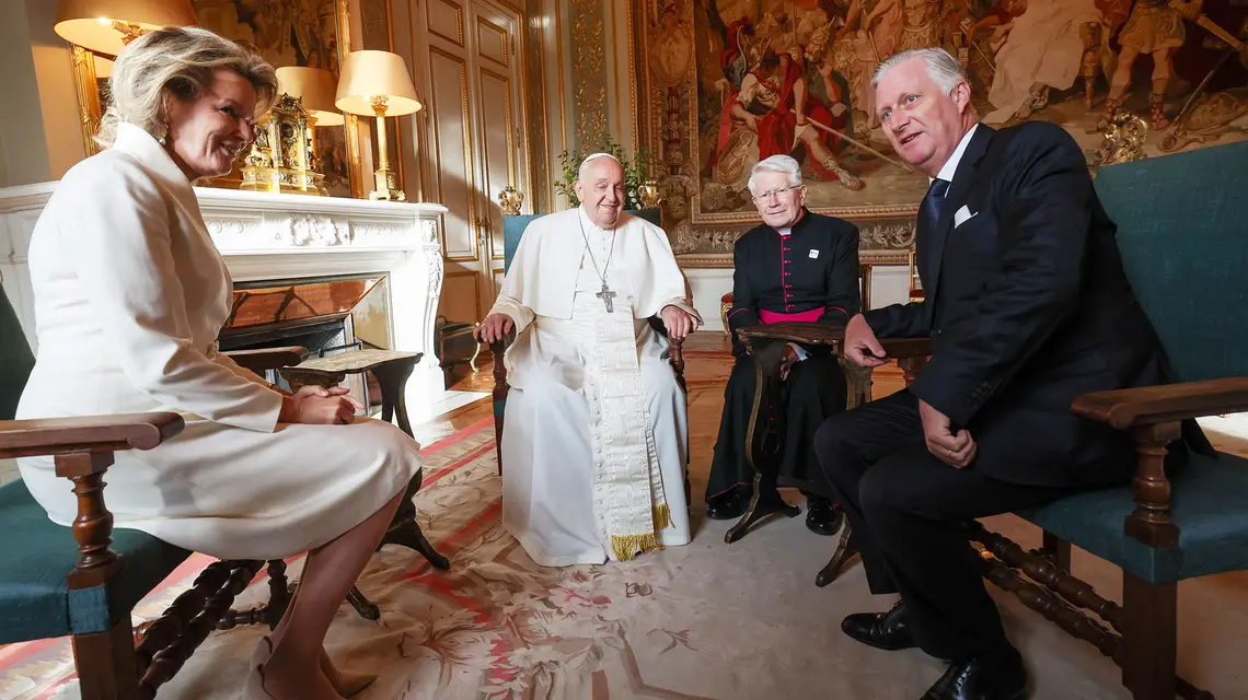 Papież Franciszek w Belgii: wizyta w zamku w Laeken i spotkanie z parą królewską, królem Filipem i królową Matyldą. Belgia, 27 września 2024 r. // Fot. Olivier Hoslet / East News