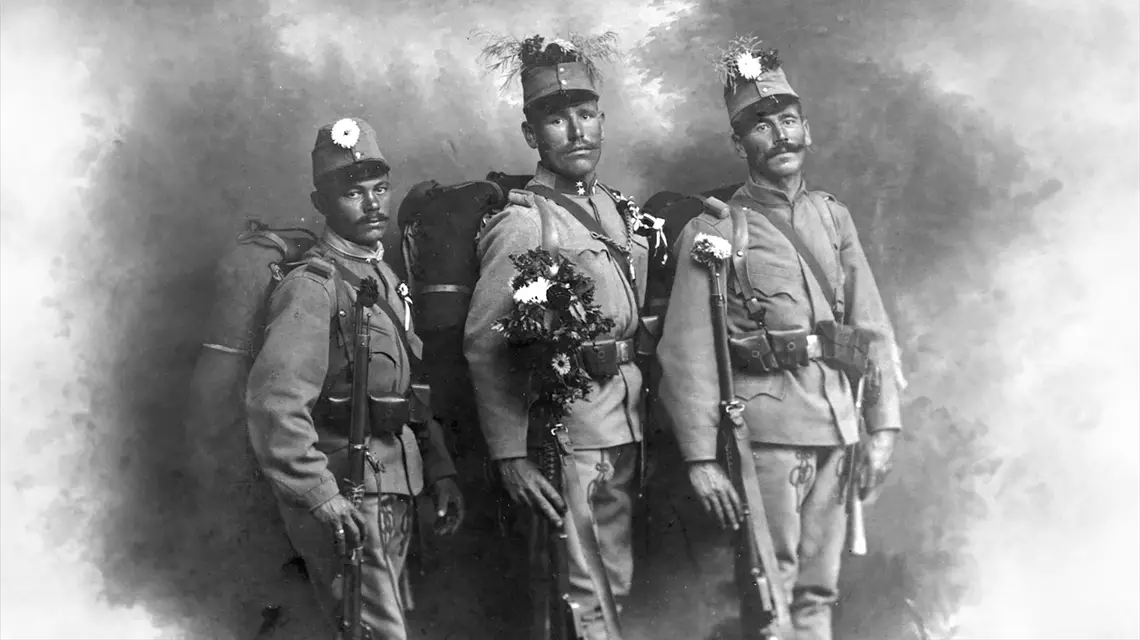 Żołnierze 17. Pułku Piechoty Honwedu, sierpień 1914 r. Na czapkach i karabinach kwiaty, na mundurach kokardy w węgierskich barwach – takie pożegnalne zdjęcia robiono przed wymarszem na front. 110 lat temu pułk ten walczył pod Krakowem. // Ze zbiorów Jarosława Klai