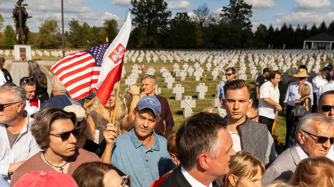Polscy Amerykanie czekają na prezydenta Andrzeja Dudę przed odsłonięciem pomnika „Solidarności” na cmentarzu przy Sanktuarium Matki Boskiej Częstochowskiej w Doylestown. Na tym cmentarzu spoczywa 5 tys. Amerykanów polskiego pochodzenia – weteranów, działaczy społecznych itd. Pensylwania, 22 września 2024 r. // Fot. Ryan Collerd / AFP / East News