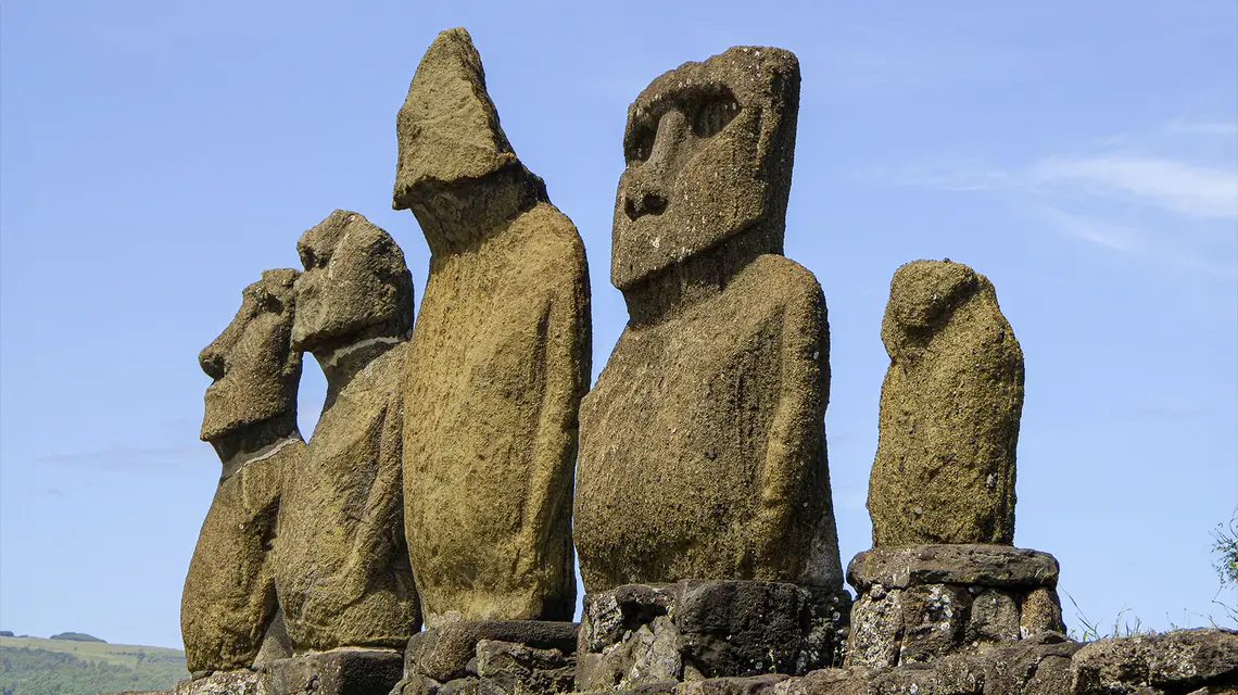 Posągi moai na Wyspie Wielkanocnej / Fot. F. Vnoucek / B&EW