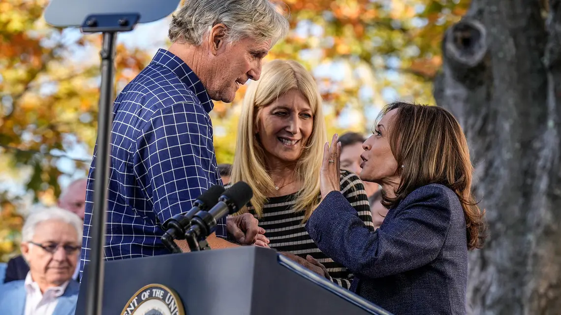 Kamala Harris rozmawia z Kristiną i Bobem Lange’ami, małżeństwem farmerów z Malvern w Pensylwanii, podczas wiecu wyborczego w Washington Crossing. 16 października 2024 r. // Fot. Jacquelyn Martin / AP / East News