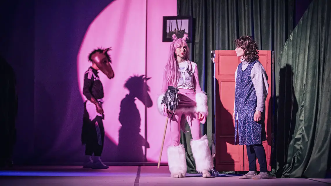 Scena ze spektaklu "Persona. Ciało Bożeny", reżyseria Jędrzej Piaskowski // Fot. Jeremi Astaszow / Materiały prasowe Teatru Zagłębia 