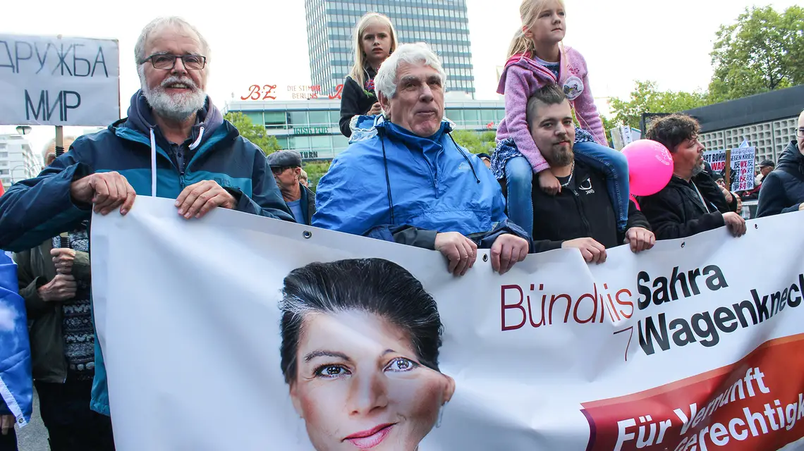 Zwolennicy Sahry Wagenknecht są przekonani, że ich demonstracja przybliży pokój. Berlin, 3 października 2024 r. // Fot. Łukasz Grajewski