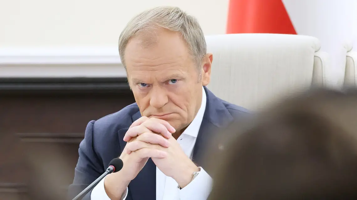 Premier Donald Tusk podczas nadwzyczajnego posiedzenia rządu w sprawie sytuacji powodziowej. Warszawa, 29 września 2024 r. // Fot Wojciech Olkuśnik / East News