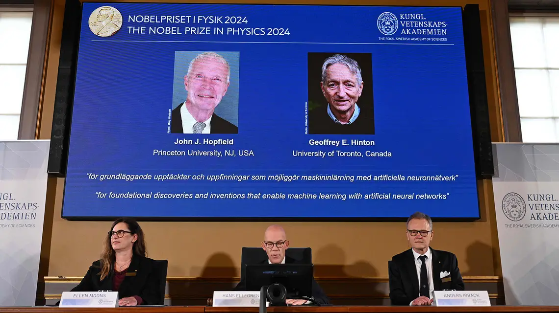 Ogłoszenie nazwisk laureatów Nagrody Nobla z dziedziny fizyki za 2024 r. dla Johna J. Hopfielda i Geoffreya E. Hintona, Sztokholm, 8 października 2024 r. // Fot. Jonathan Nackstrand / AFP / East News
