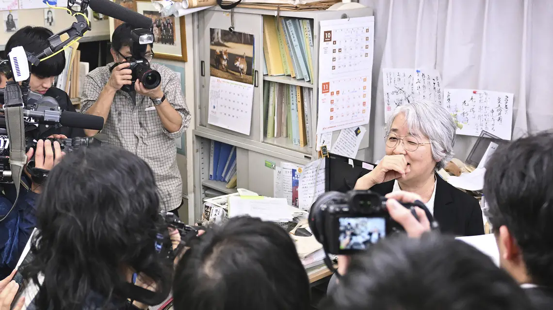 Masako Kudo z organizacji Nihon Hidankyo chwilę po ogłoszeniu werdyktu Komitetu Noblowskiego o przyznaniu Pokojowej Nagrody Nobla. Tokio, 11 października 2024 r. // Fot. Yomiuri Shimbun / AP / East News