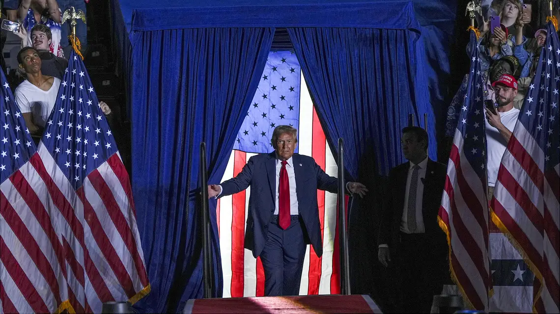 Donald Trump na spotkaniu wyborczym w McCamish Pavilion w Atlancie, 28 października 2024 r. // Fot. Julia Demaree / AP / East News 