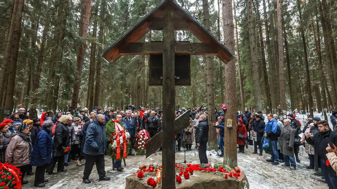 Uroczystości pod pomnikiem upamiętniającym ofiary komunizmu lat 1937-1954 na cmentarzu w Lewaszowie (część Petersburga), październik 2023 r. // Fot. Anton Vaganov / Reuters / Forum