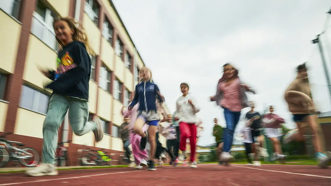 Przed Szkołą Podstawową im. Janusza Korczaka. Józefosław, 4 października 2024 r. // Fot. Mateusz Skwarczek / Agencja Wyborcza.pl